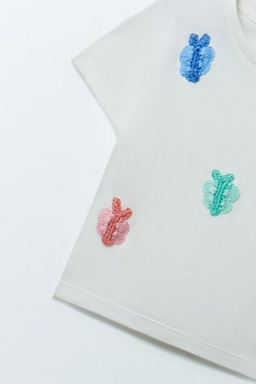 Remera Parches Mariposa Crochet