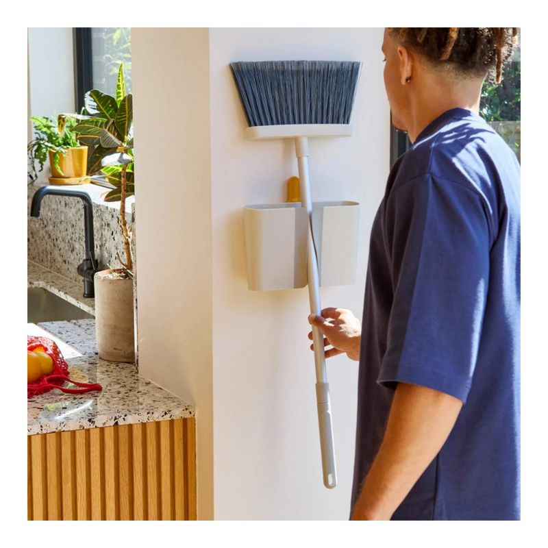Escoba%20Con%20Organizador%20De%20Pared%20Cleantech